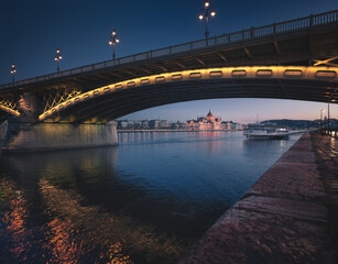 Obraz na płótnie Canvas Famous Margaret Bridge in dusk in Budapest