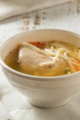 Sopa de pollo con fideos en tabla blanca almuerzo