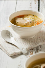 Sopa de pollo con fideos en tabla blanca almuerzo