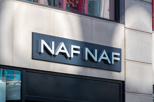 Paris, France - 27 février 2023: Enseigne commerciale d'une boutique Naf Naf, entreprise française de mode vestimentaire féminine