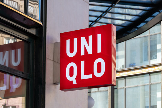 Paris, France - 27 f&eacute;vrier 2023: Enseigne commerciale et logo d'un magasin Uniqlo, marque commerciale de Fast Retailing, groupe japonais de conception, confection et distribution de v&ecirc;tements