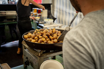 leckere Bratkartoffeln in Pfanne 