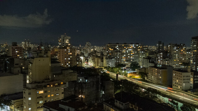 Vista a&eacute;rea noturna da regi&atilde;o central de S&atilde;o Paulo.