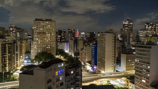 Vista a&eacute;rea noturna da regi&atilde;o central de S&atilde;o Paulo.