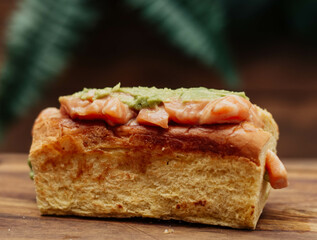 Bocadillo tartar de salmon y guacamole con pan de brioche