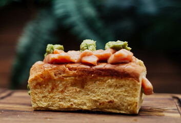 Bocadillo tartar de salmon y guacamole con pan de brioche