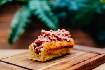 Tartar de ternera premium dentro de un pan de mollete