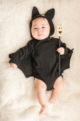 コウモリのコスプレをする赤ちゃん（ハロウィン・ハロウィーン）
