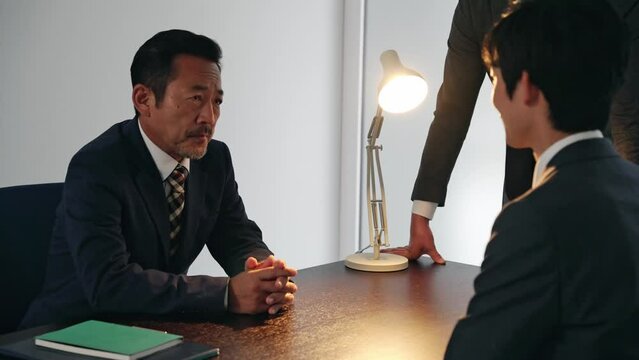 暗い部屋で話すグループ　取り調べ　刑事