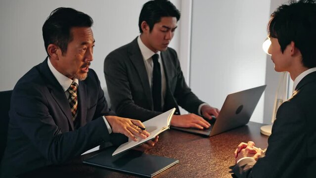 暗い部屋で話すグループ　取り調べ　刑事