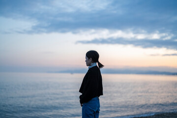 海辺にいる女性
