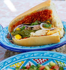 Plat typique tunisien Kafteji, plat de gastronomie tunisienne à base d'oeufs , de thon rouge, poivron, harissa , huile d'olive et d'autres legumes, Tunisian sandwich
