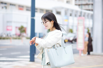 時計を見るビジネスウーマン