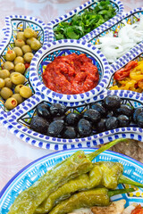 Plat de gastronomie tunisienne &agrave; base d'oeufs , de thon rouge, poivron, harissa , huile d'olive et d'autres legumes, Tunisian sandwich