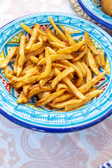 Plat de gastronomie tunisienne à base d'oeufs , de thon rouge, poivron, harissa , huile d'olive et d'autres legumes, Tunisian sandwich