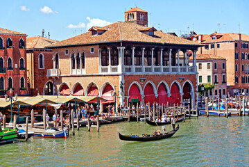 Grand canal Rialto Market, Mercati di Rialto.Since the year 1097, Venetians have depended on tis market for their daily supplies of fish, vegetables and fruit. - obrazy, fototapety, plakaty