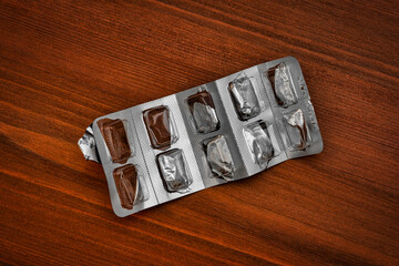 Leere Tablettenverpackung auf einem Holztisch