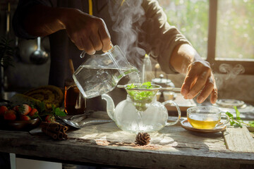 Hot water on mint is to make for a teapot of mint green tea, smoke makes it more attractive and ...