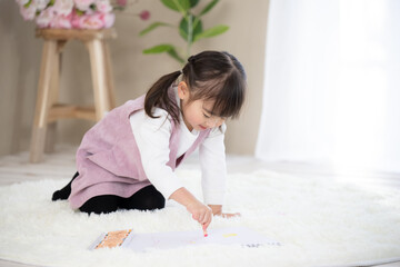 お絵描きをするかわいい女の子