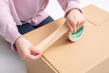 引っ越し作業する女性　moving