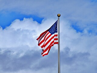 Amerikanische Flagge vor Wolkenhimmel