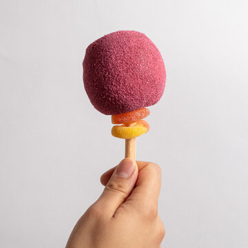 Manzana cubierta con chamoy y polvo miguelito de frambuesa, taj&iacute;n, dulce mexicano, 