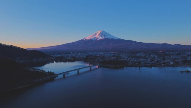 冠雪した富士山、雲ひとつ無い日の出前の風景　ドローン撮影