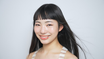 黒髪を風になびかせる女性　ヘアケアイメージ