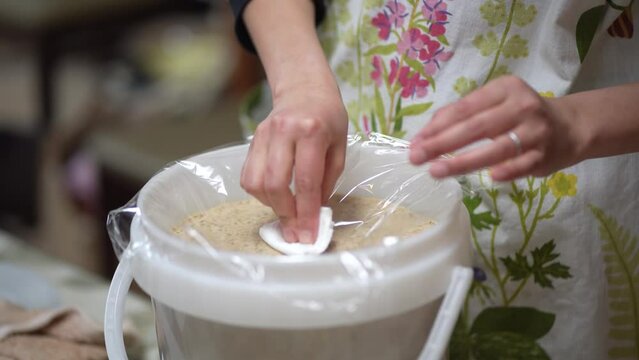 味噌作りをする様子　