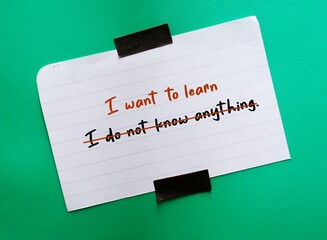 Stick note on green background with handwritten text negative self talk I DO NOT KNOW ANYTHING changed to positive self affirmation and develop growth mindset I WANT TO LEARN