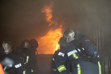 Des pompiers face au feu 