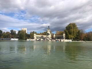 Fototapeta na wymiar Lago del retiro de Madrid fondo con nubes 