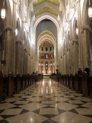 Fototapeta na wymiar altar de la catedral de la Almudena de Madrid, interior