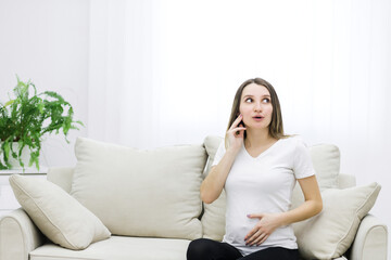 Obraz premium Cropped photo of pregnant woman looking somewhere.