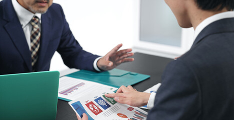 会議するビジネスマンのグループ