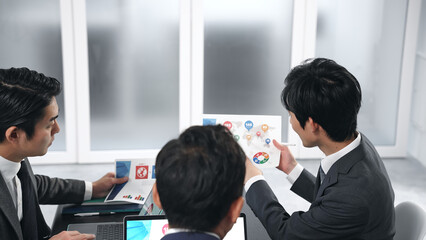 会議するビジネスマンのグループ