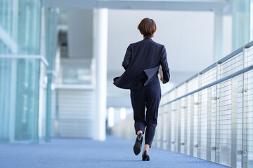 ビジネス・走る女性
