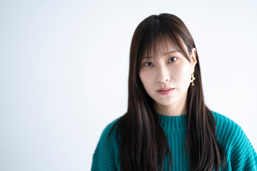 ロングヘアのクールな女性