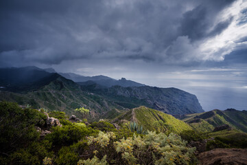 Teno-Gebirge mit La Gomera im Hintergrund, El Palmar, Masca, Teneriffa