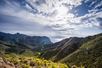 Fototapeta premium Teno-Gebirge mit La Gomera im Hintergrund, El Palmar, Masca, Teneriffa
