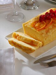 Tarta de queso con bayas de grosella roja y cáscara de naranja