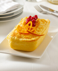 Tarta de queso con bayas de grosella roja y cÃ¡scara de naranja
