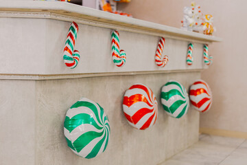 Striped inflatable balls for the interior, on the bar counter