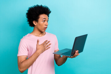 Closeup portrait of funny scared confused handsome guy touch chest bad news forgot save code hold laptop isolated isolated on blue color background