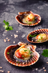 Cooked scallops with parsley