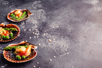 Cooked scallops with vegetables