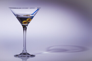 Copa de Martini seco con dos aceitunas rellenas. Bebida.  Fotografía con luz interior. Concepto de...