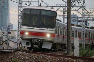 Obraz premium 都市近郊を走行する名古屋鉄道