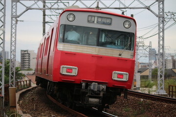 Obraz premium 都市近郊を走行する名古屋鉄道