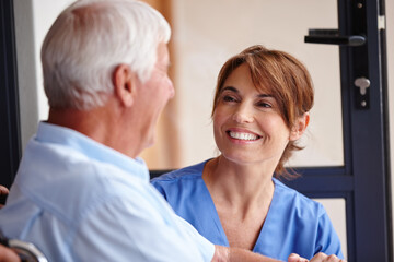Obraz premium Helping others is her calling. Cropped shot of a female nurse checking on her senior patient.
